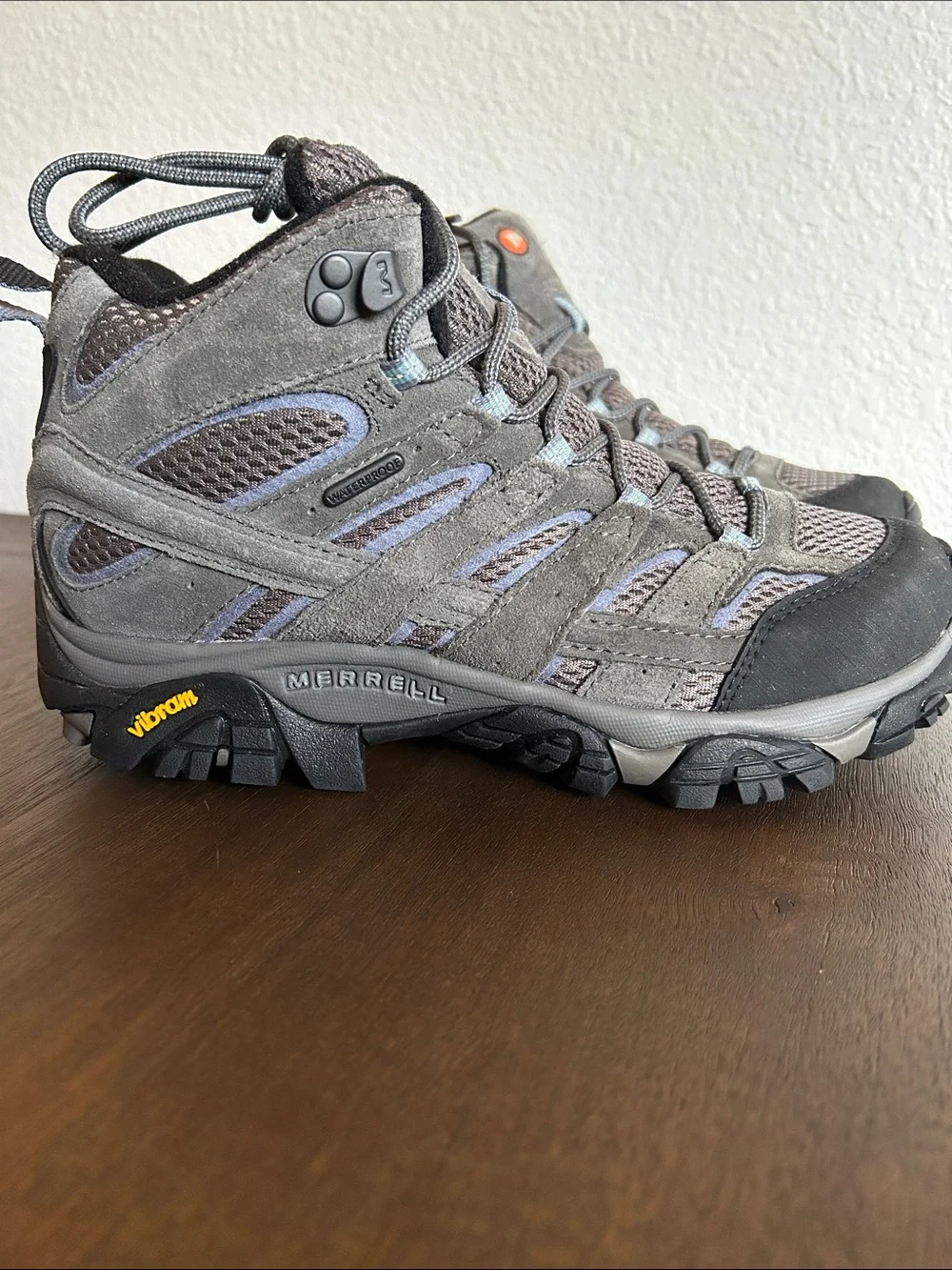 Merrell Moab 2 Mid hiking boots 8.5 in mint condition like new. Waterproof